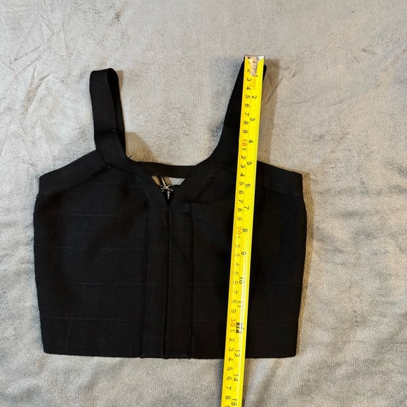 Guess Black Fitted Crop Tank Top

#1112 - Picture 4 of 8